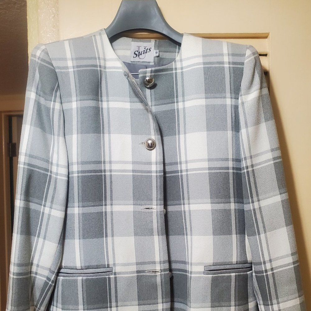 Ladies' two-piece skit suit, gray/white, long sleeve by U Suits. Size 10